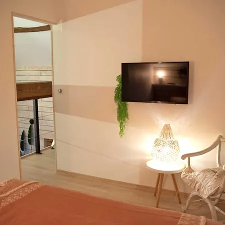 Loft Renove Avec Piscine Privee Et - Havre De Paix En Auvergne - Fr-1-489-337 *